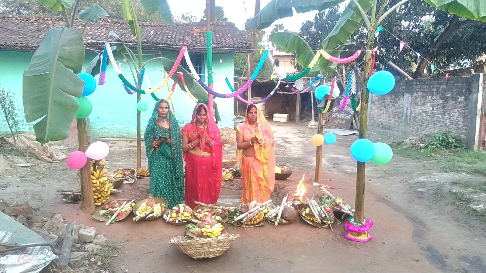 चैती छठ पर महिलाओं द्वारा अस्ताचलगामी सूर्य को अर्घ्य देते हुए वैशाली में
